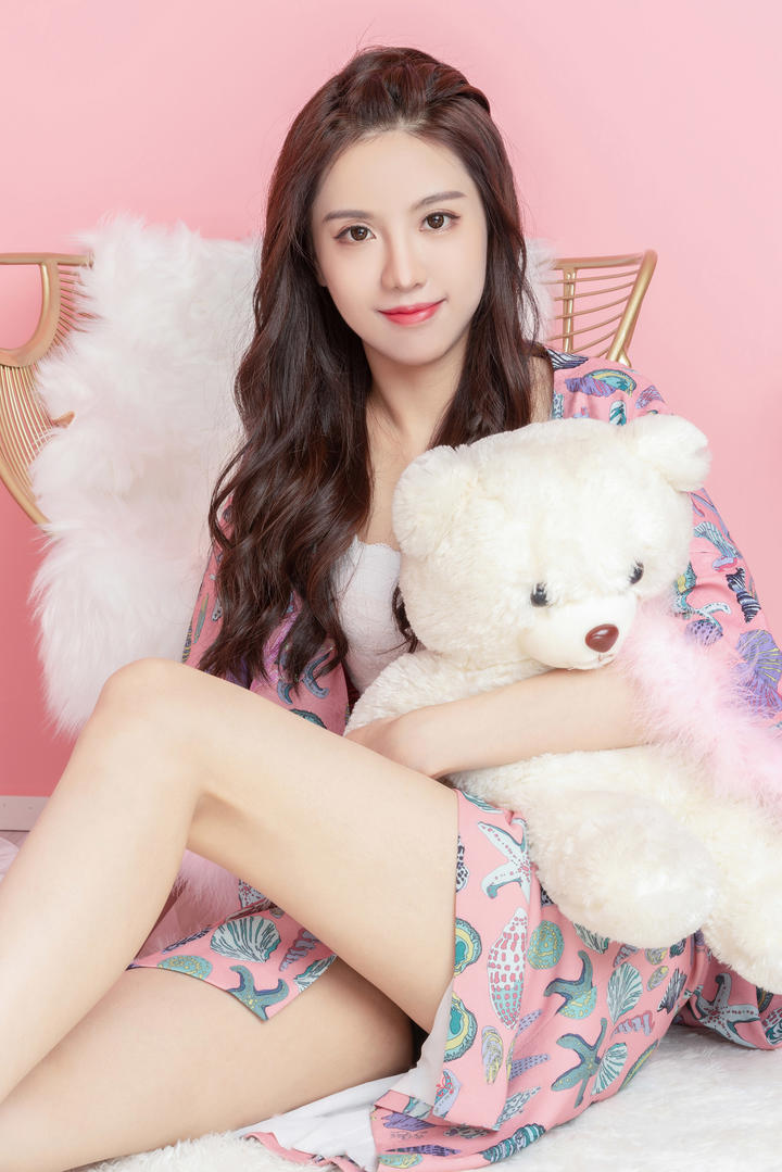 抱着小熊的高颜值美女静宜亚洲无码av天然素人精品套图