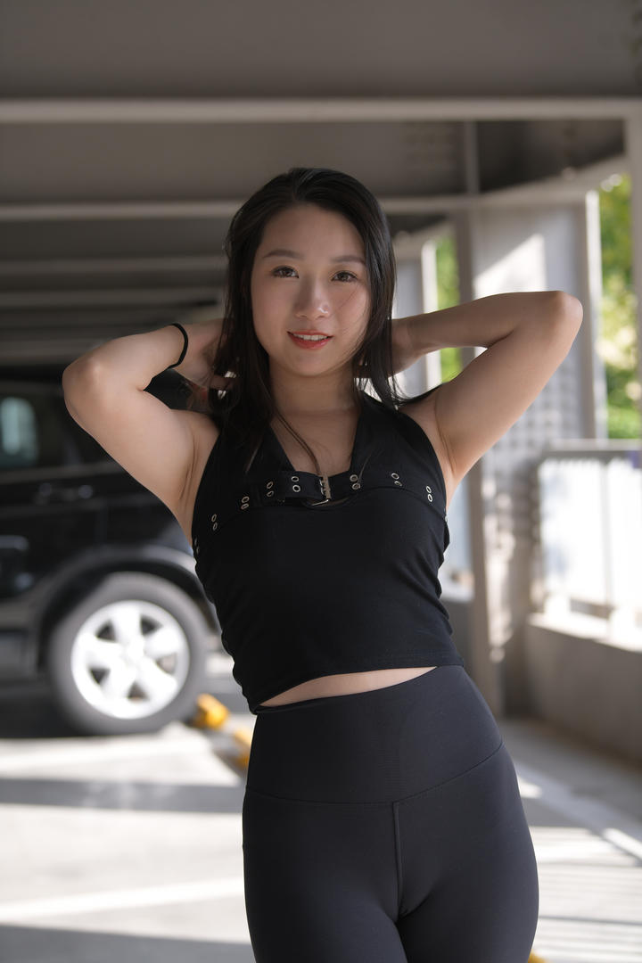 黑色瑜伽裤大户型美女模特高清图片