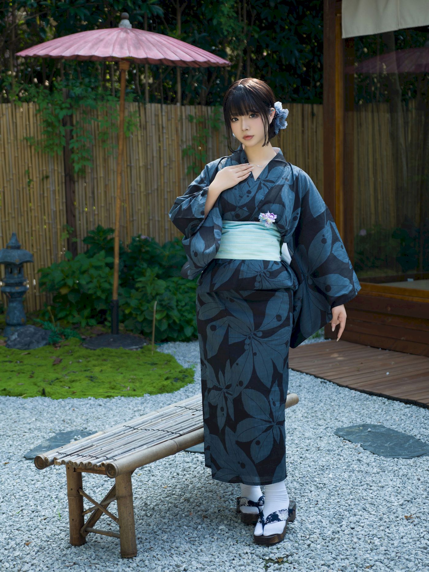 网络美女yuuhui玉汇深色和服庭院里的宠儿写真