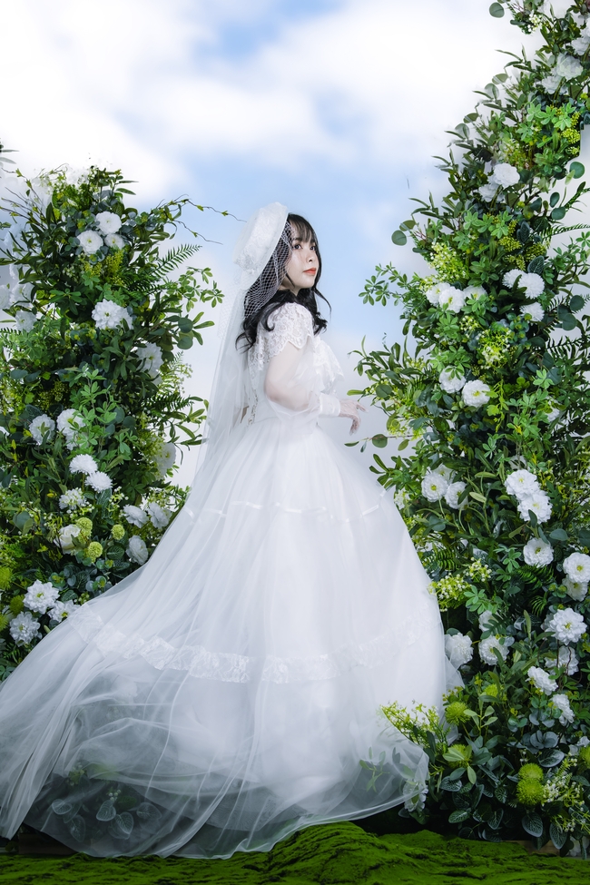 白色婚纱美女一个人婚纱摄影图片