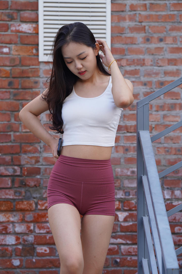 中国美女瑜伽裤勒痕凹陷图片