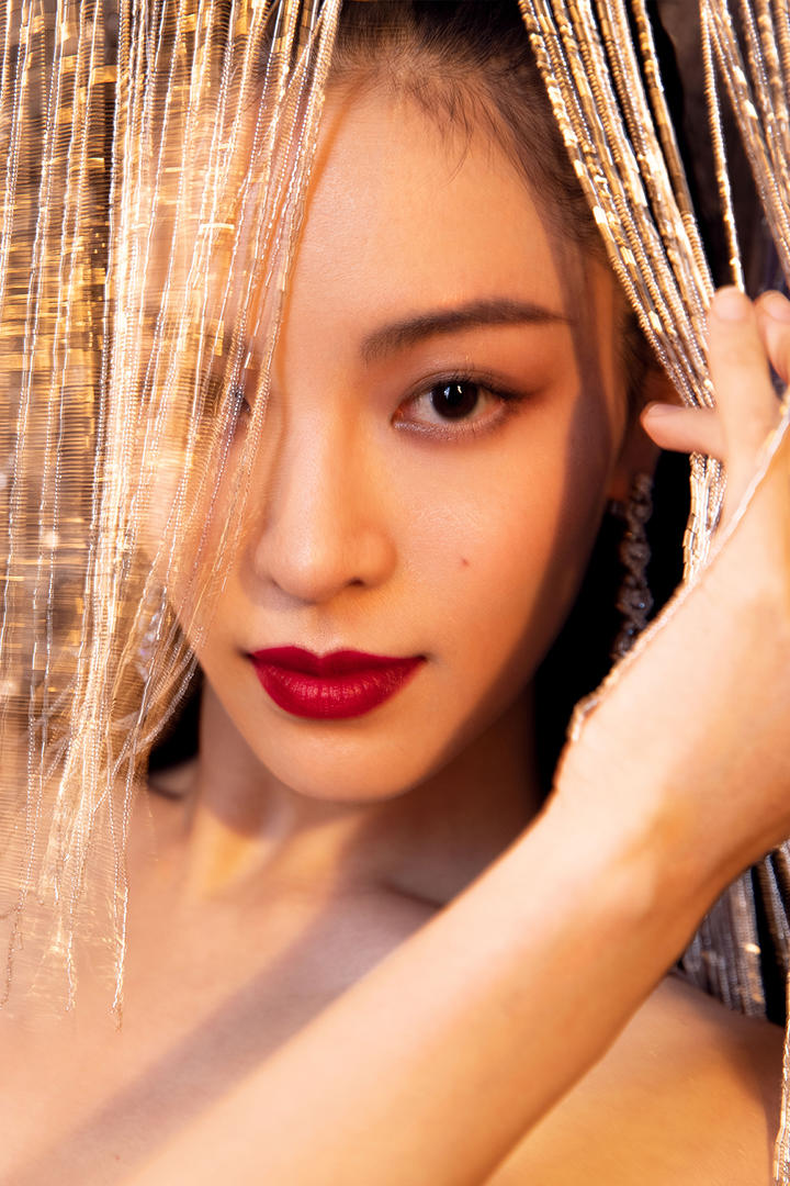 性感红唇女明星钟楚曦写真图片