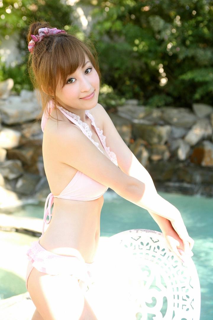 泳池边的日本比基尼美女人体写真图片