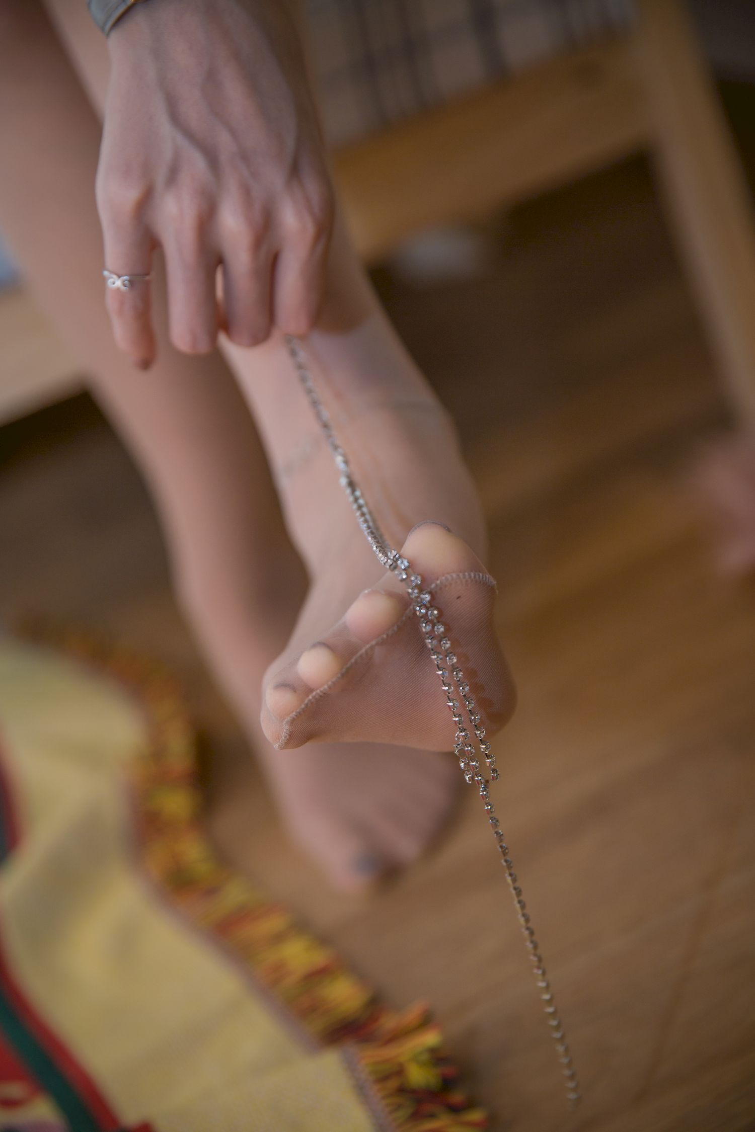 微密圈模特SIA不吃鱼肉色丝袜性感吊裙居家写真