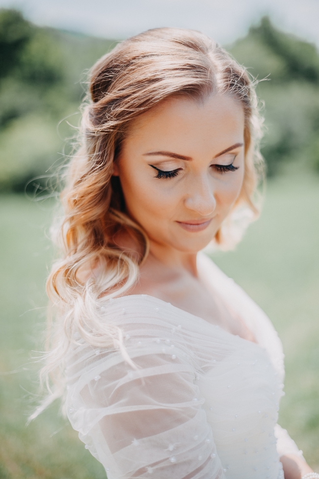 低眸的欧美白色婚纱美女摄影图片