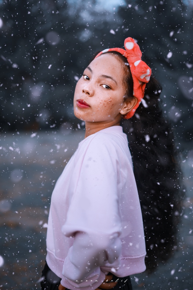 冬季雪花纷飞美女图片