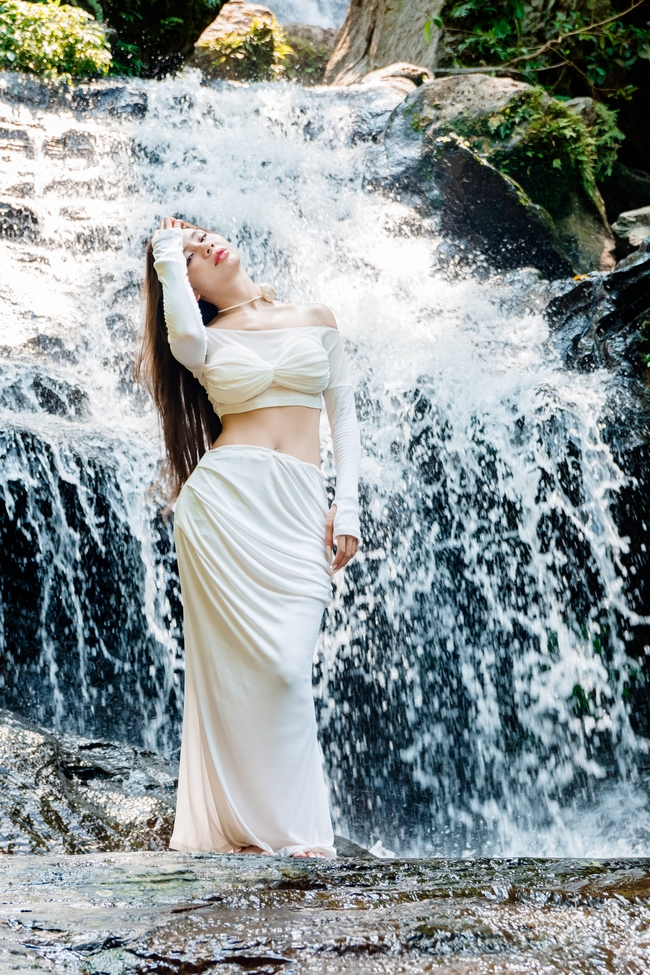 户外山水性感撩人美女人体模特图片