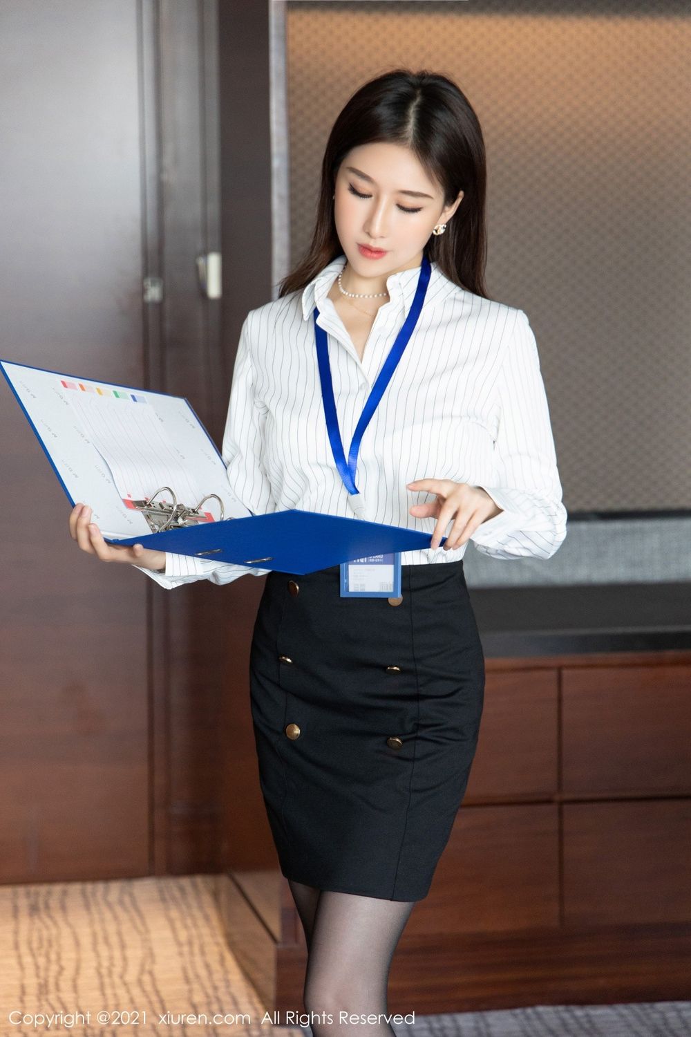 秀人网美女模特月音瞳白衬衫黑丝短裙秘书OL系列性感写真