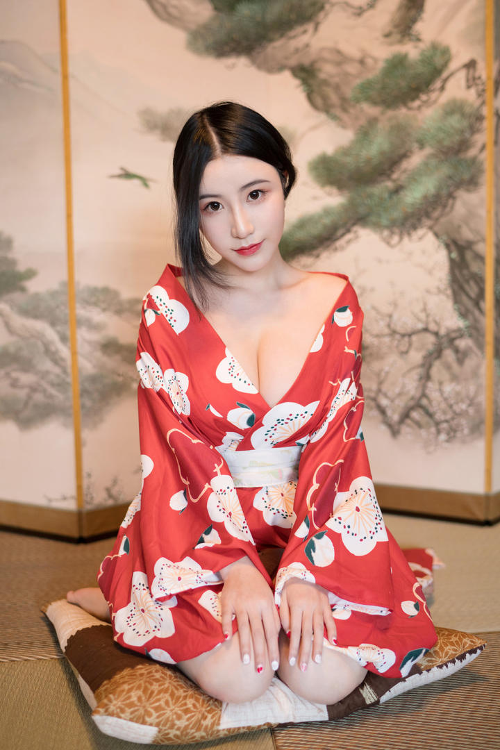 跪在枕头上的高清和服美女写真