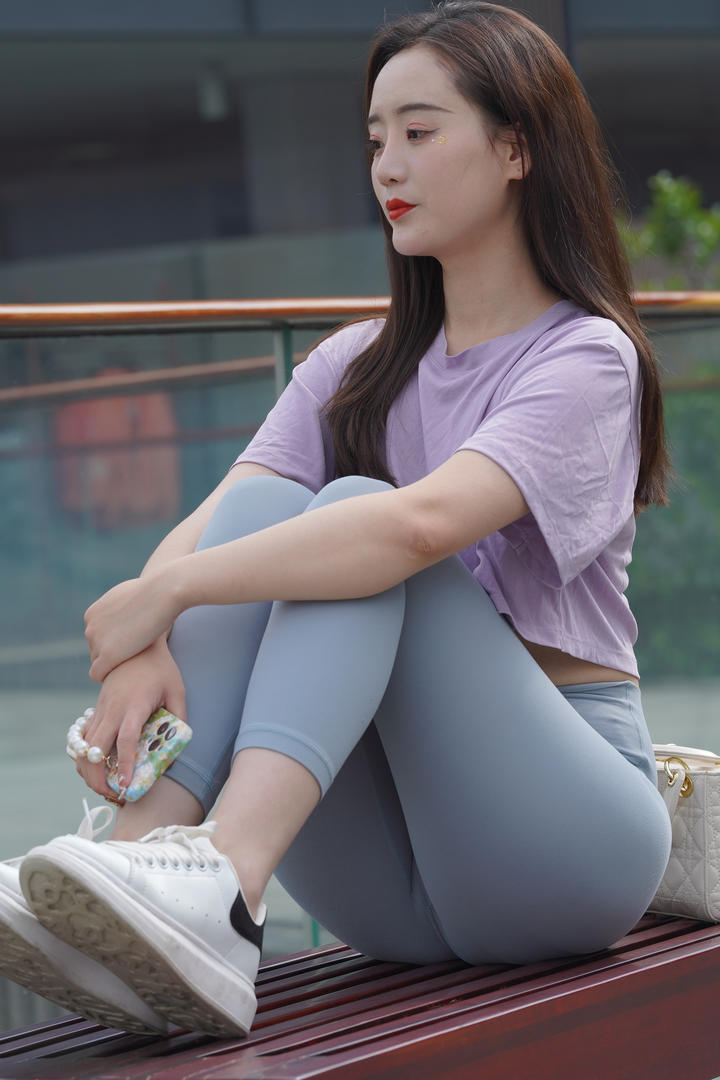 美女瑜伽裤唇形照片高清