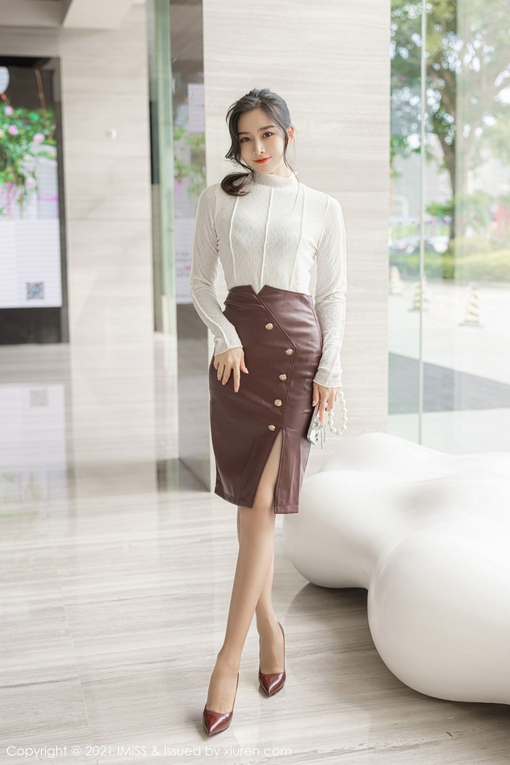 爱蜜社气质美女Vanessa开叉皮裙丝袜美腿都市系列性感写真