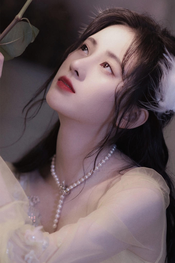 气质美女明星鞠婧祎侧脸写真