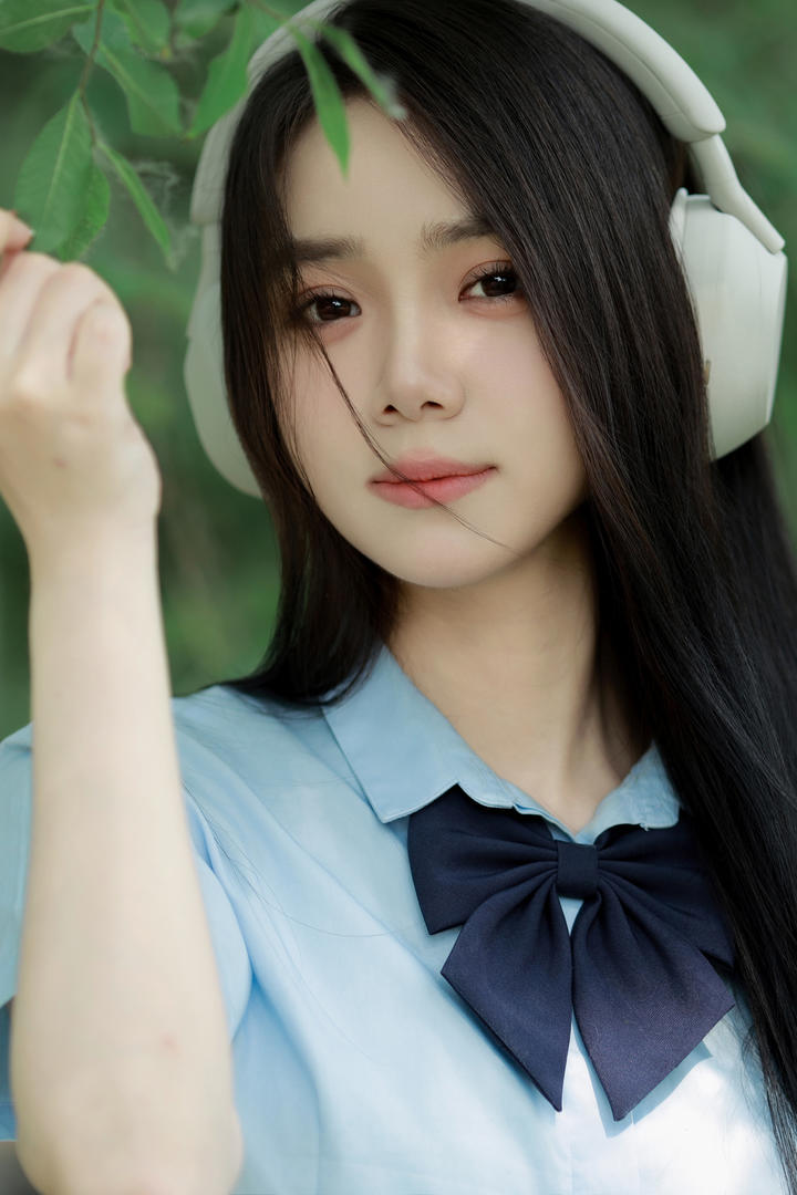 听音乐的甜美文静小姐姐高清人像摄影图片