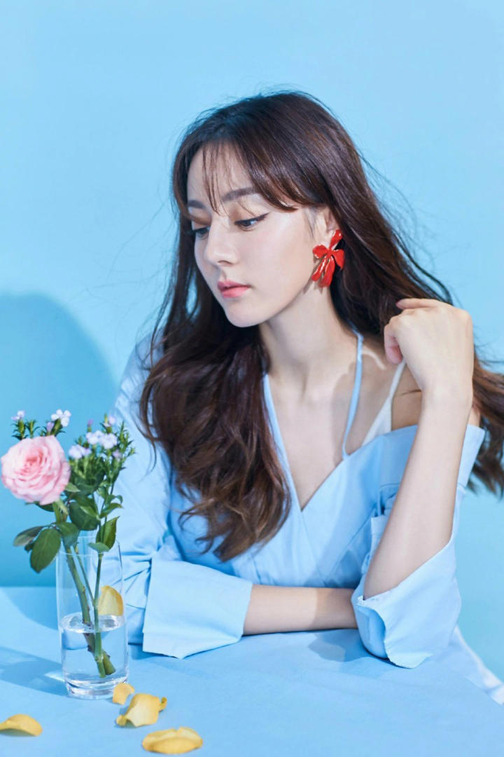 新疆美女迪丽热巴性感浅蓝长裙优雅写真图片
