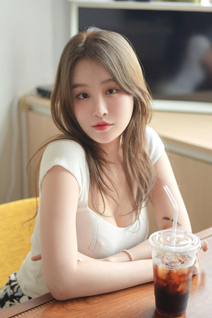 喝冰美式的韩国气质美女高清手机壁纸图片大全