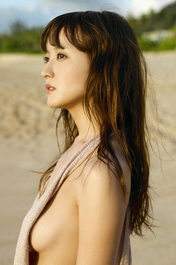 站在沙滩上的日本美女小松彩夏户外写真