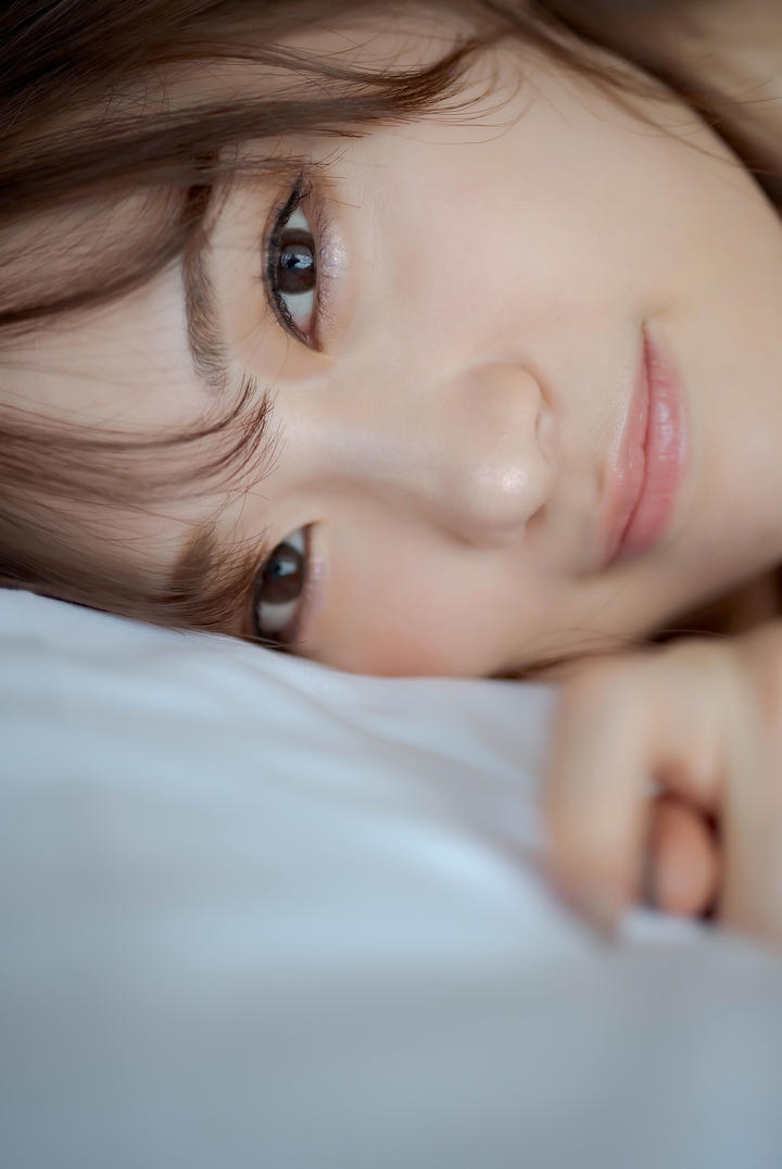 躺在床上的日本清纯美女性感写真图片