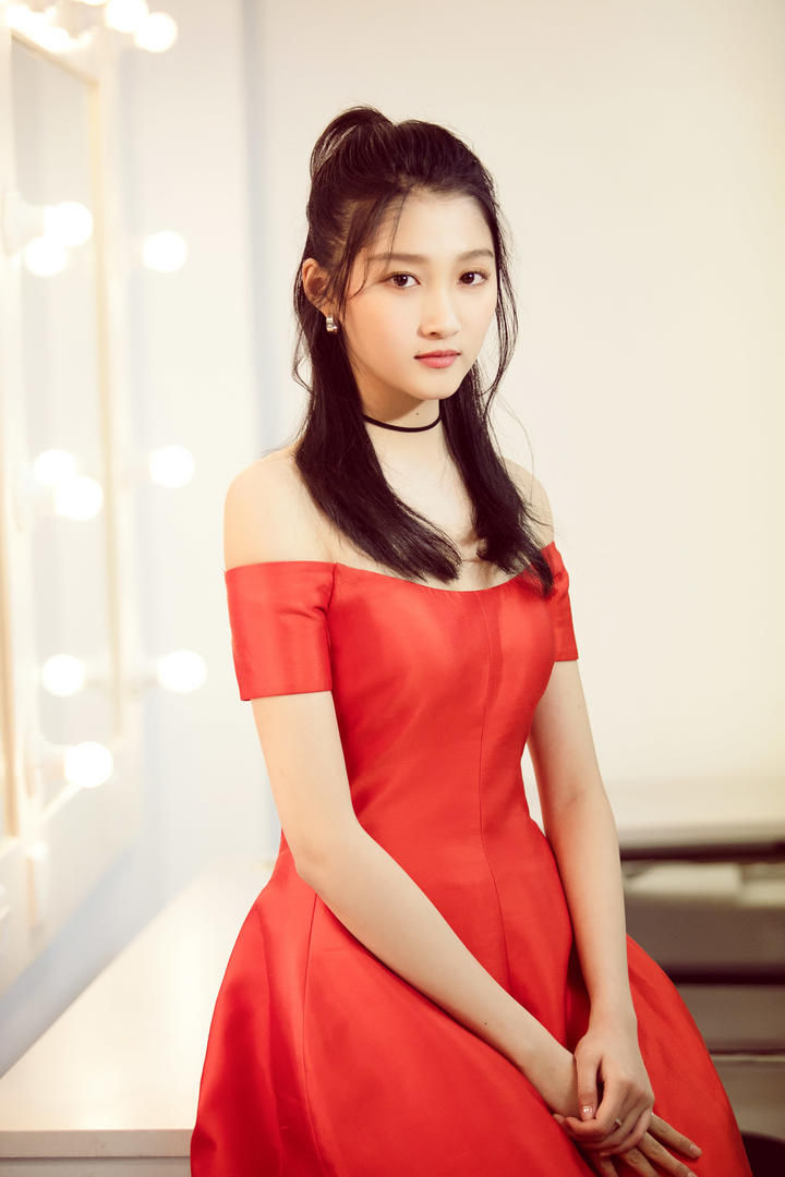 一身红色连衣裙的气质美女明星关晓彤图片