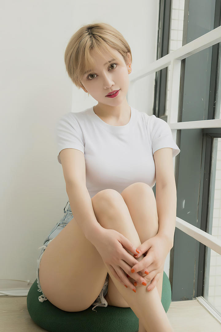 坐在垫子上的漂亮短发美女mm131美女图片