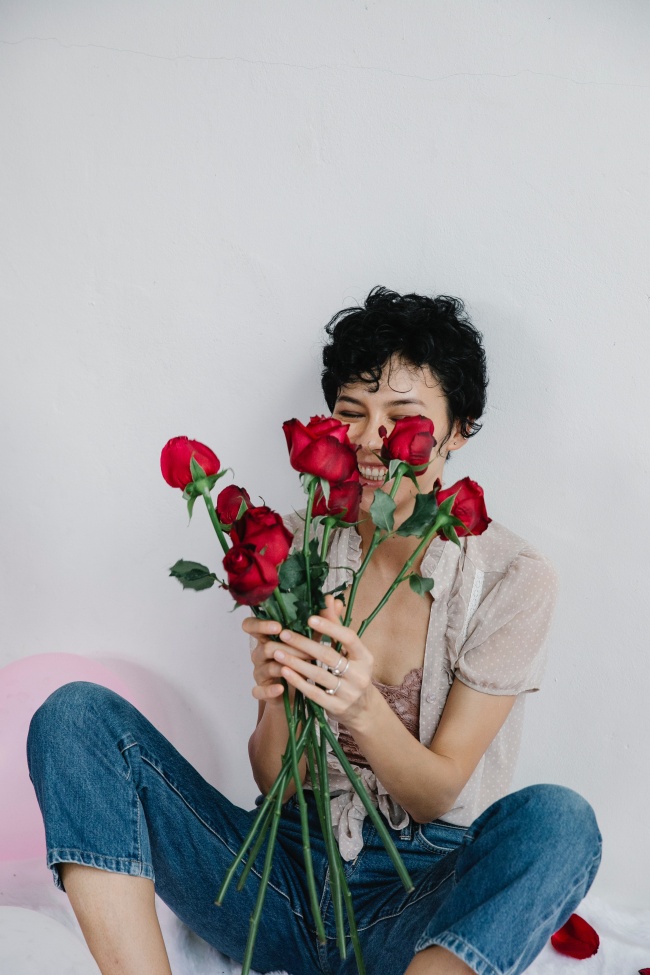 手持红玫瑰的女人图片