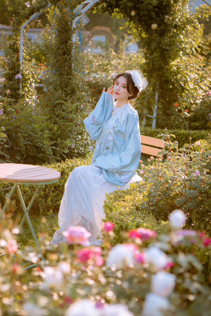 花园里如花似玉的清纯美女写真壁纸图片大全