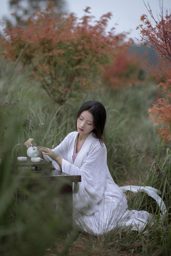 泡茶的白衣古装美女个人艺术摄影图片