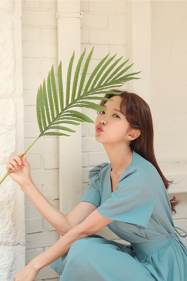 拿着树叶的韩国高清美女模特朴秀妍图片