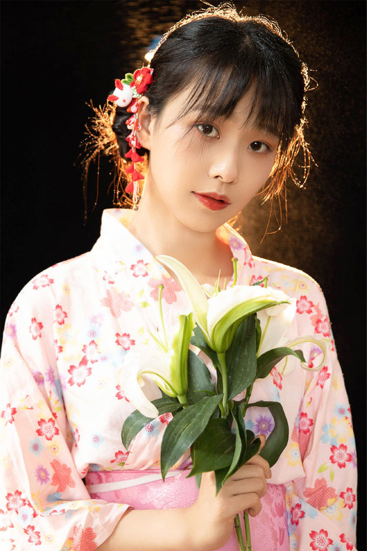 拿着花朵的清纯和服日本美女人体艺术写真图片