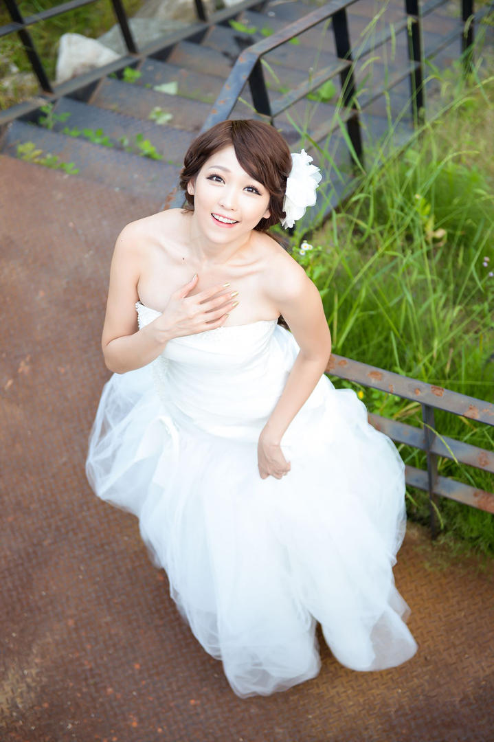 靠在栏杆上的韩国高清美女明星李恩慧图片