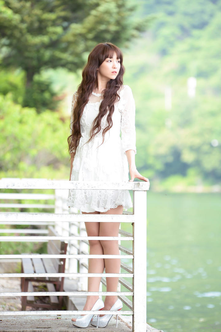 站在湖边高清韩国美女明星李恩慧写真