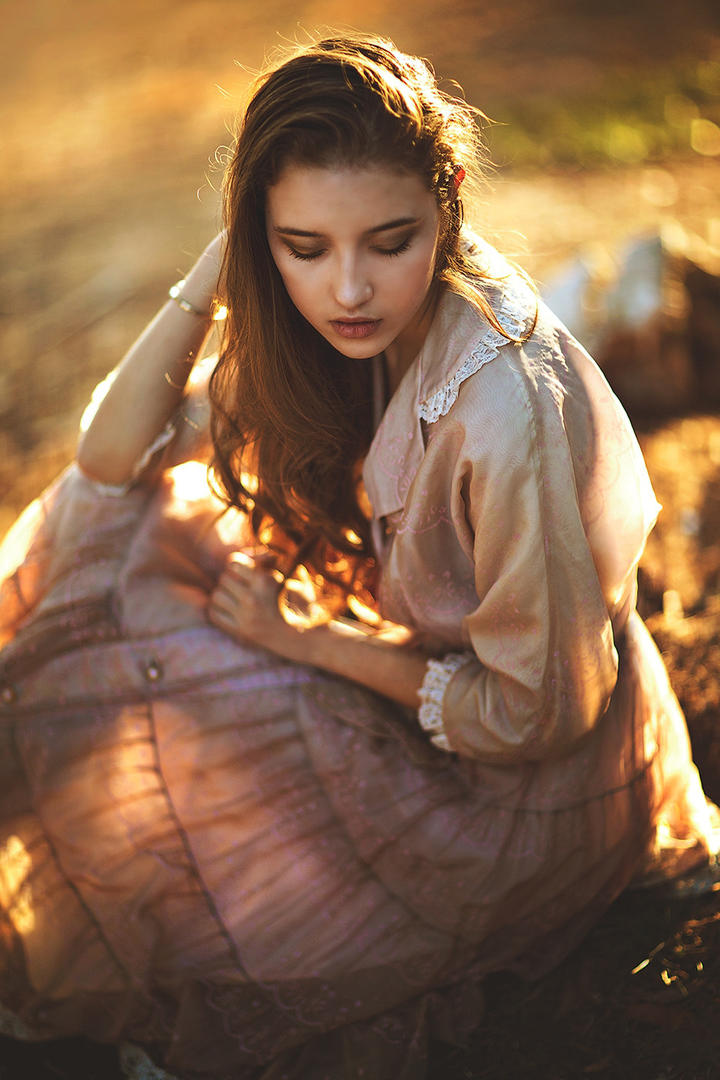 坐在夕阳下的欧美气质美女图片