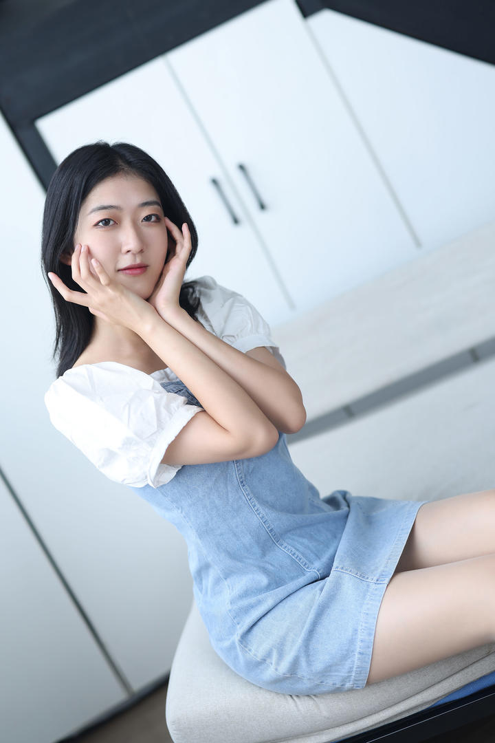 捧着脸的素颜美女帆帆写真图片