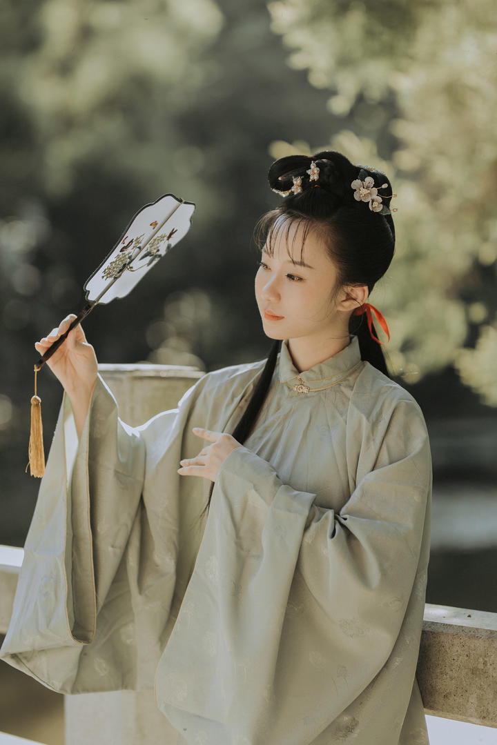 一身素衣的气质古装美女凡鹿古风人像摄影图片