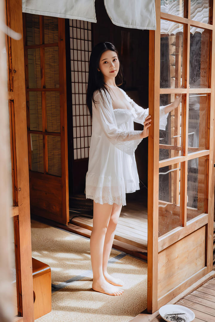 白色连衣裙清纯女神个人艺术照写真图片