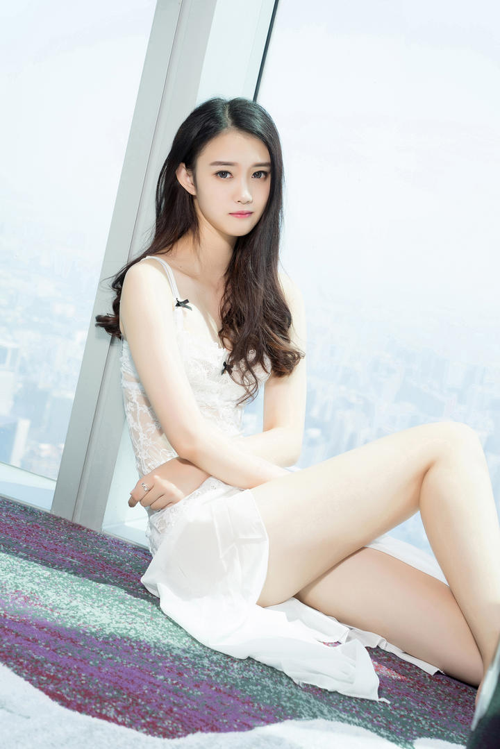 靠在窗户边的高清睡衣美女苏可可写真图片