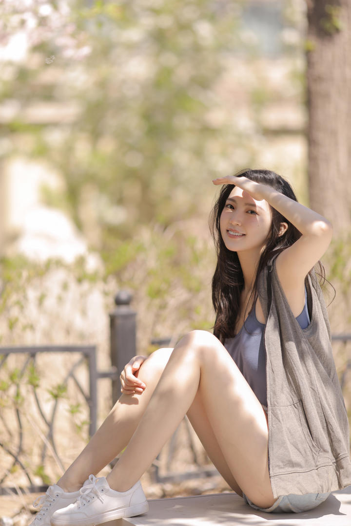 阳光下的极品白皙美腿清纯女生写真图片