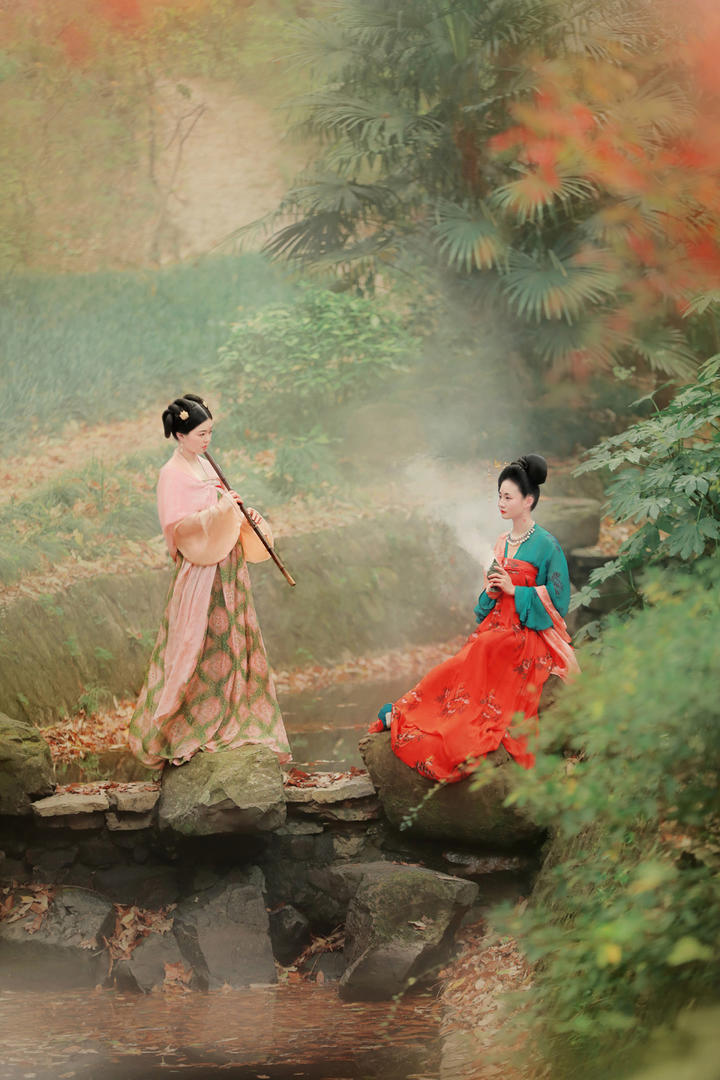 公园里吹萧的古装美女图片