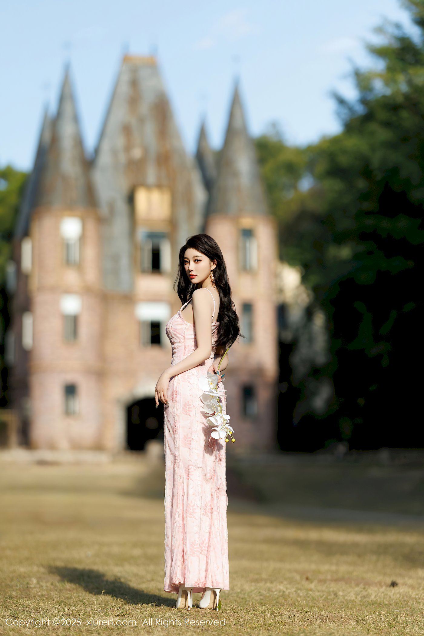 秀人网女神杨晨晨Yome粉色连衣裙白色丝袜性感写真