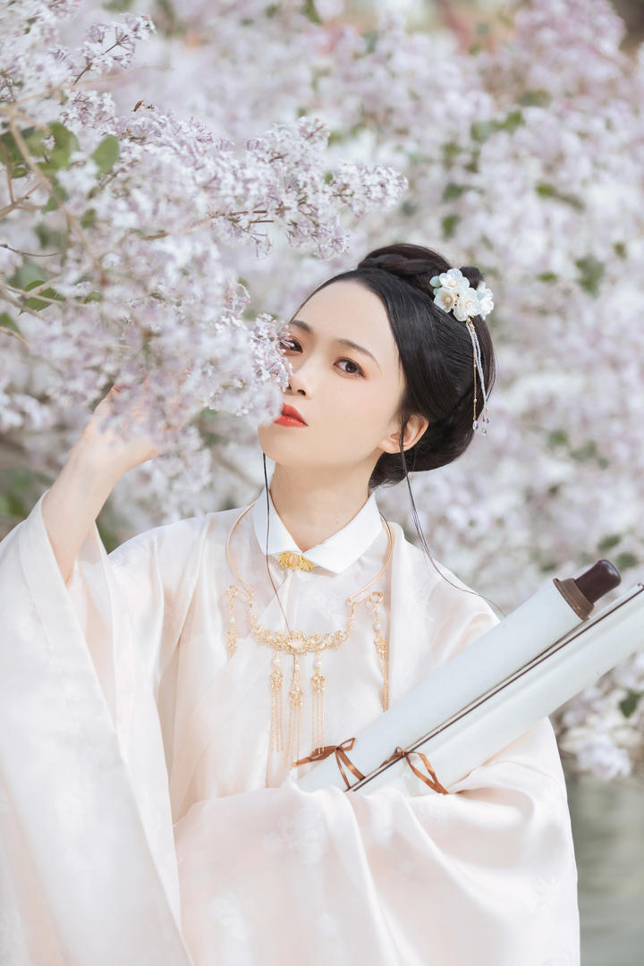 抱着书画的唯美清纯古风美女意境壁纸图片