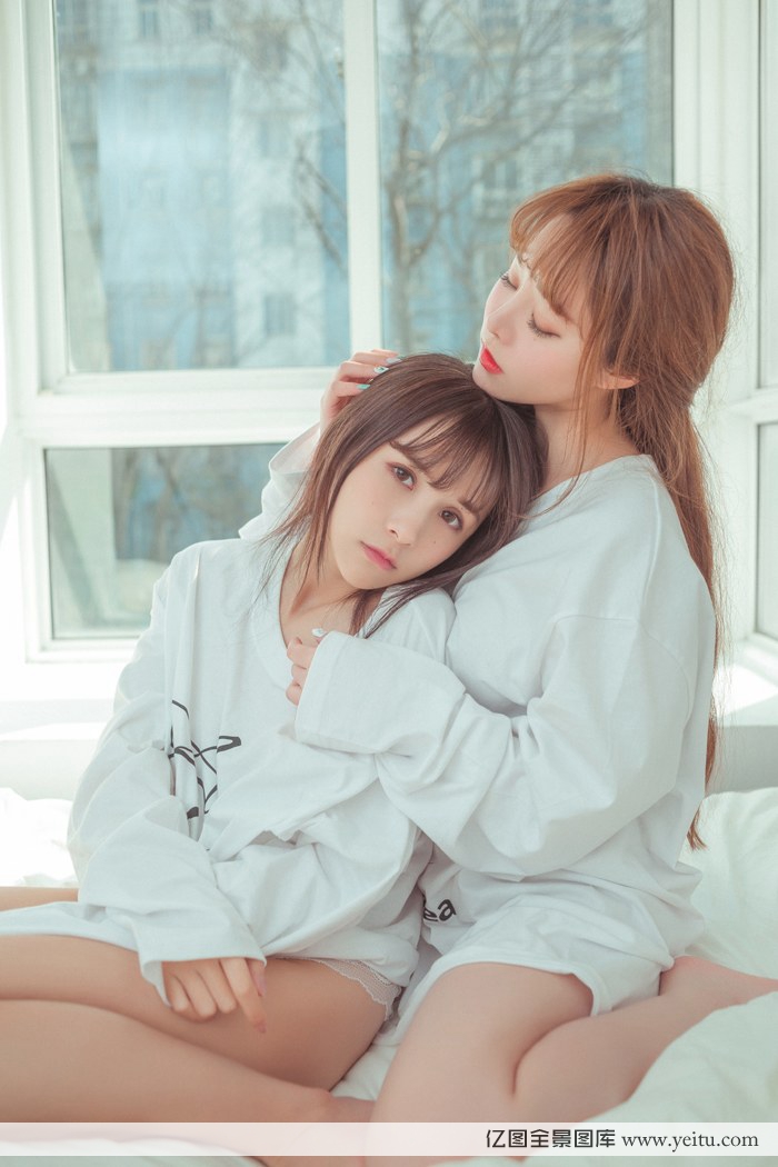 姐妹花美女模特柳侑绮夏美酱酥胸互摸诱惑之极