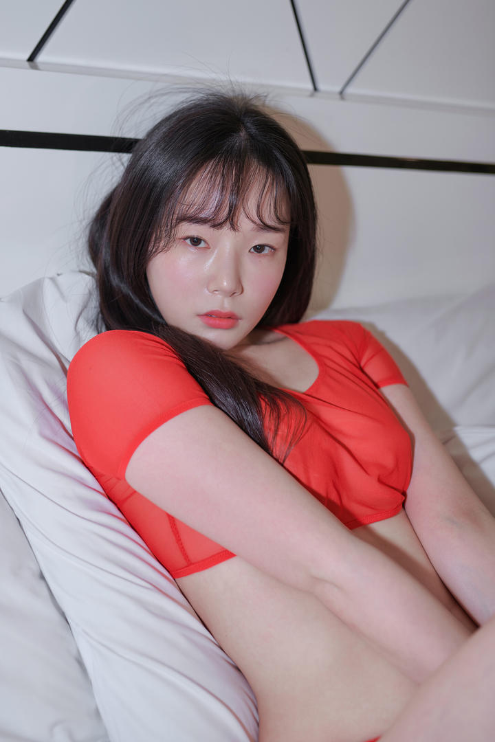 面色潮红的韩国性感美女嫩模大胆床照流出