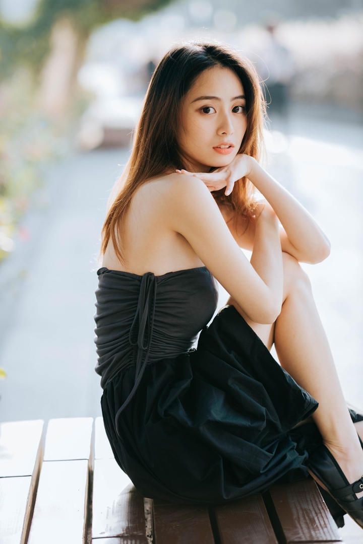 坐在长椅上的高清气质美女写真图片