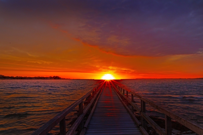 夏日黄昏大海木栈道夕阳图片
