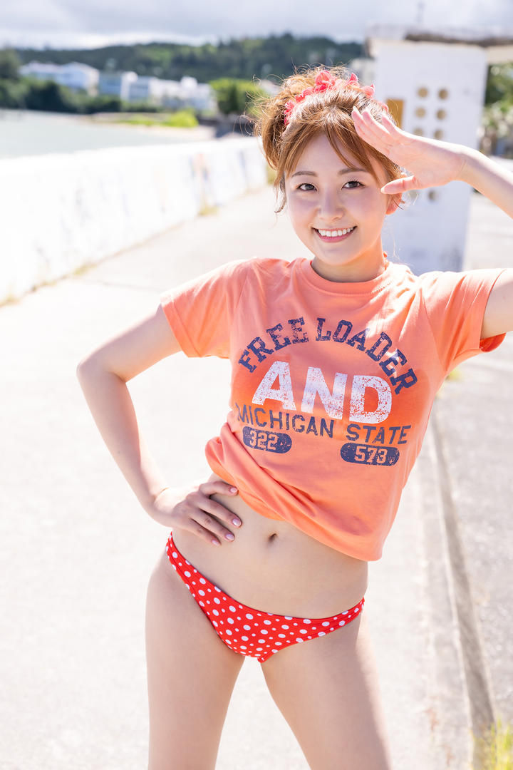 日本街拍清纯泳装美女图片大全