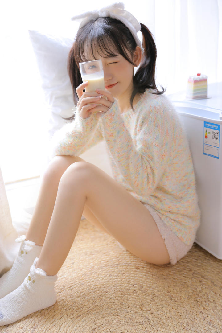 日本清纯美腿少女萝莉喝牛奶高清写真图片