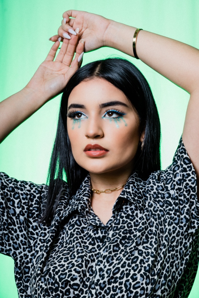 豹纹衬衫美女图片