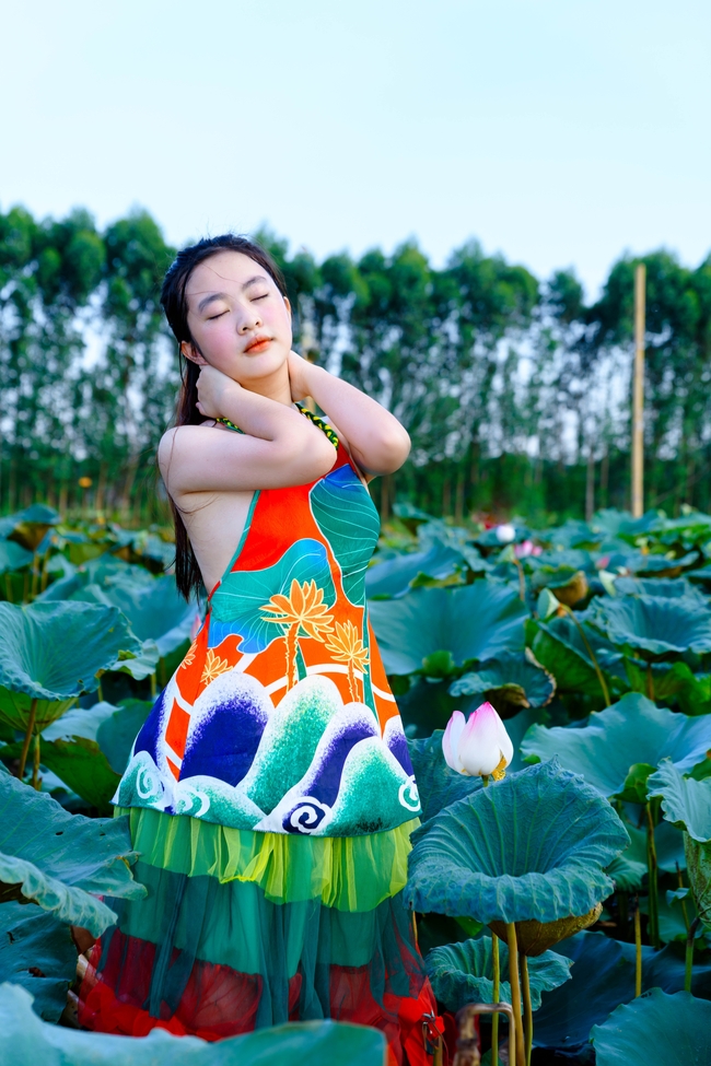 性感撩人荷塘美女人体艺术照摄影图片