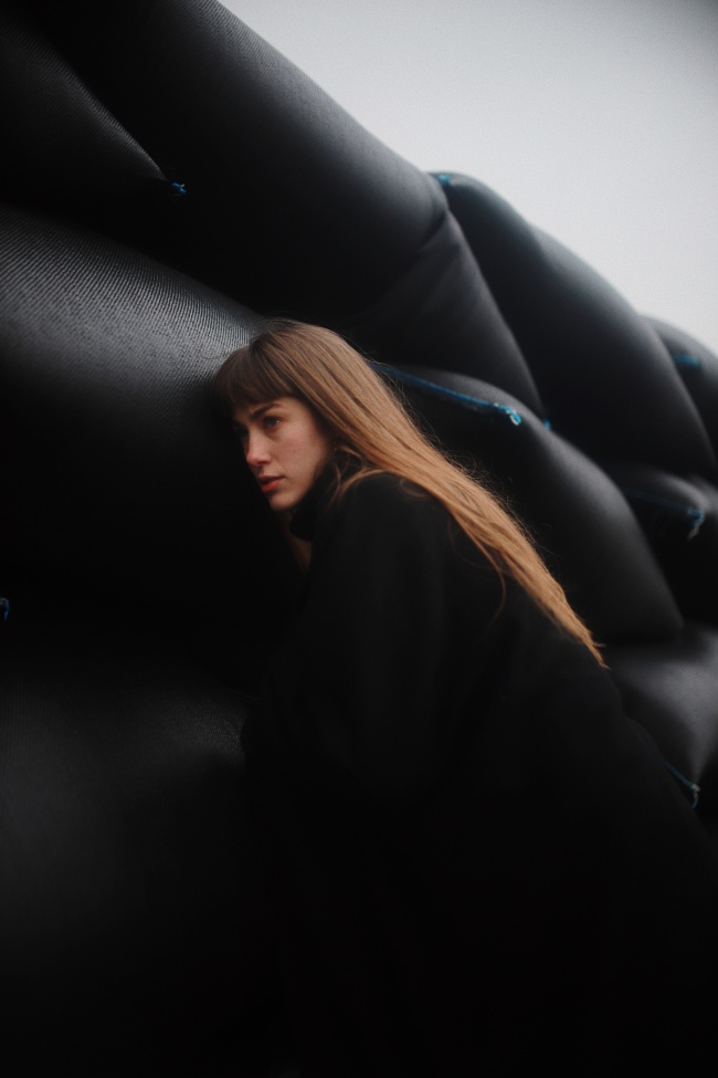 欧美黑色着装美女写真图片