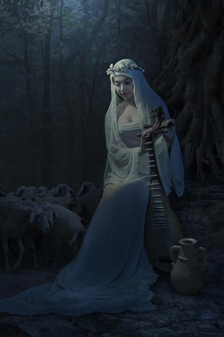 抱着琵琶的越南古装美女艺术写真图片