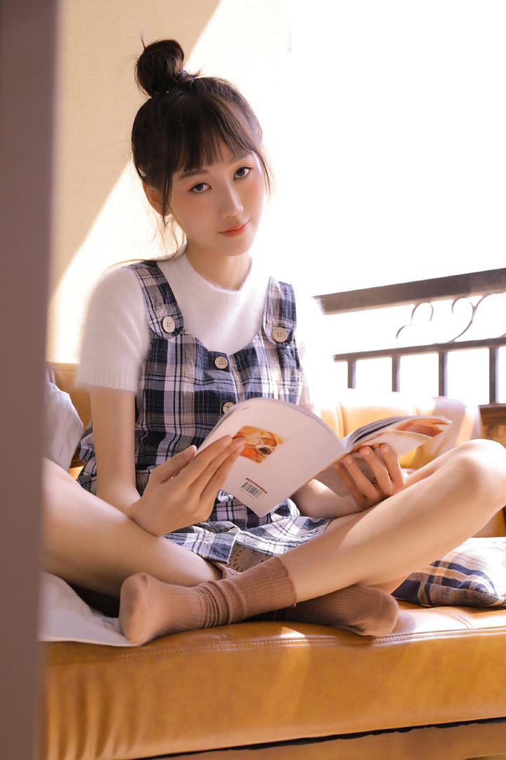 看书的齐刘海发型美女图片
